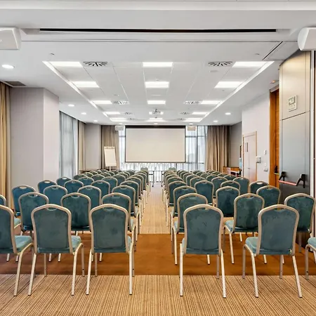 Отель Hilton Garden 4*